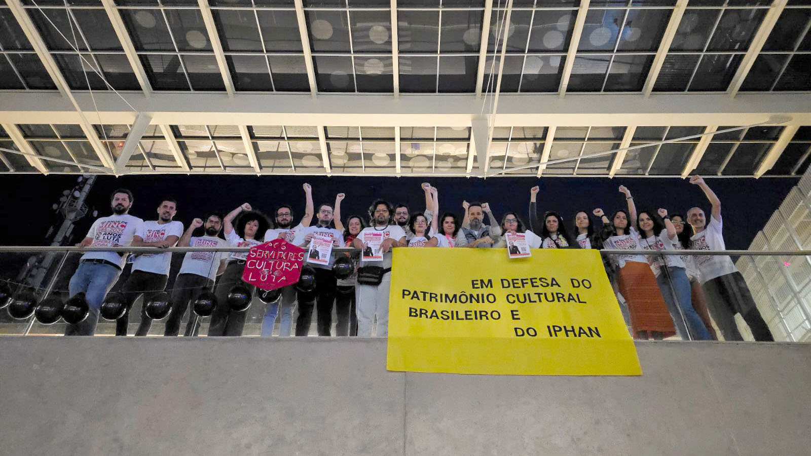 Servidores realizam ato na entrega do Prêmio Rodrigo Mello Franco